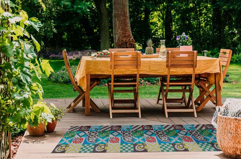 Cómo decorar una terraza: alfombras vinílicas o alfombras antimanchas