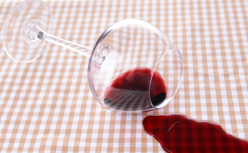 cómo quitar manchas de vino de un mantel