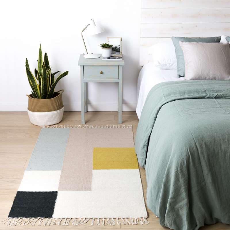 Así se pueden colocar las alfombras en el dormitorio, junto a la cama
