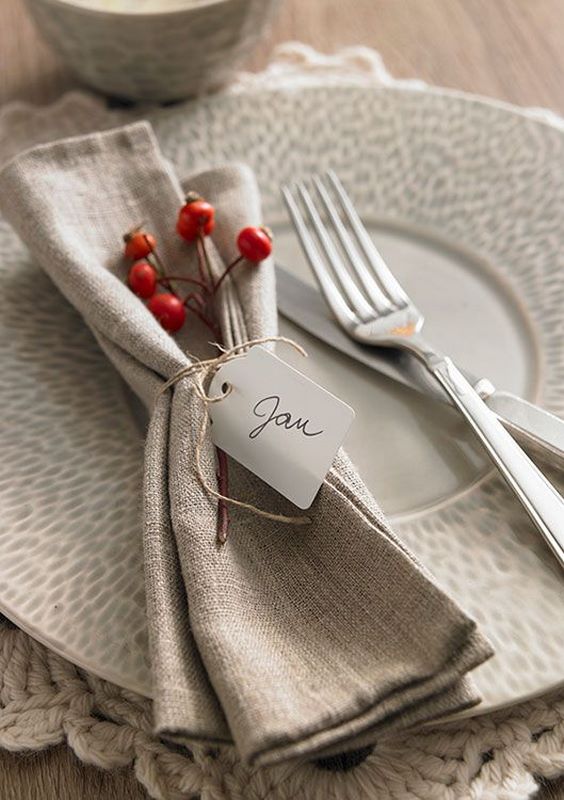 Personalizar el sitio de los invitados con su nombre, una de las ideas para la decoración de tu mesa este Navidad.