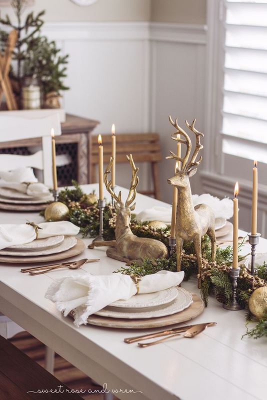 Elementos naturales y portavelas, unas de las ideas para la decoración de tu mesa este Navidad.