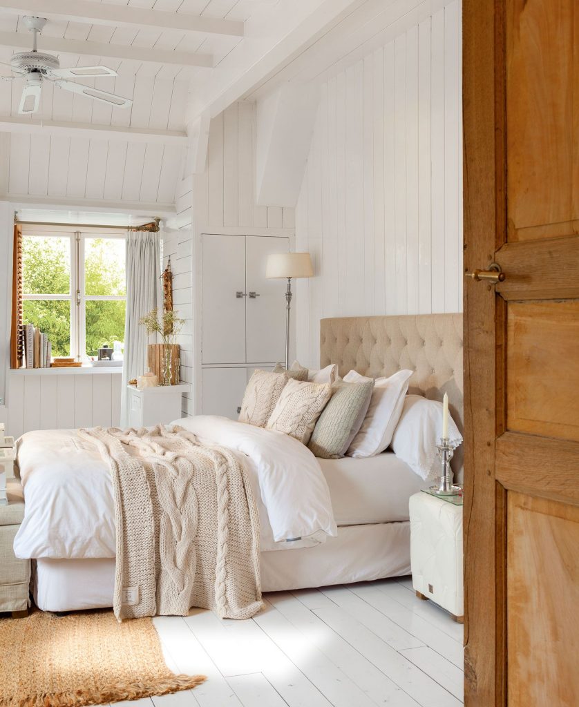 Cómo decorar tu casa en invierno: renueva textiles como la ropa de cama con colores cálidos o arenosos.